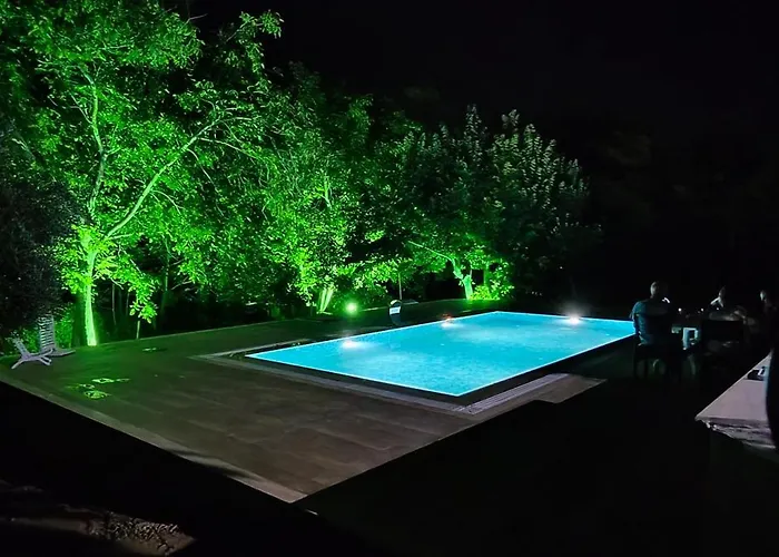 Villa Kusadasi'nda Oezel Havuzlu Kiralik Bueyuek