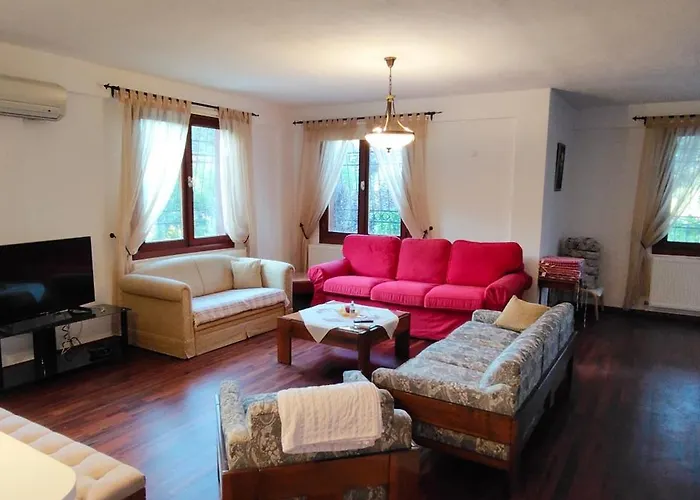 Villa Kusadasi'nda Oezel Havuzlu Kiralik Bueyuek *
