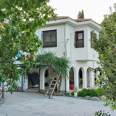 Kusadasi'nda Oezel Havuzlu Kiralik Bueyuek