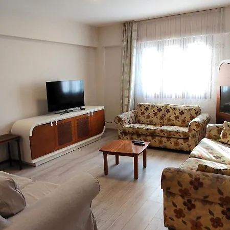 Kusadasi'nda Oezel Havuzlu Kiralik Bueyuek *