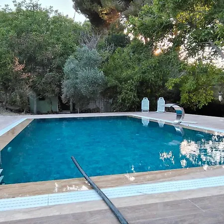 Kusadasi'nda Oezel Havuzlu Kiralik Bueyuek