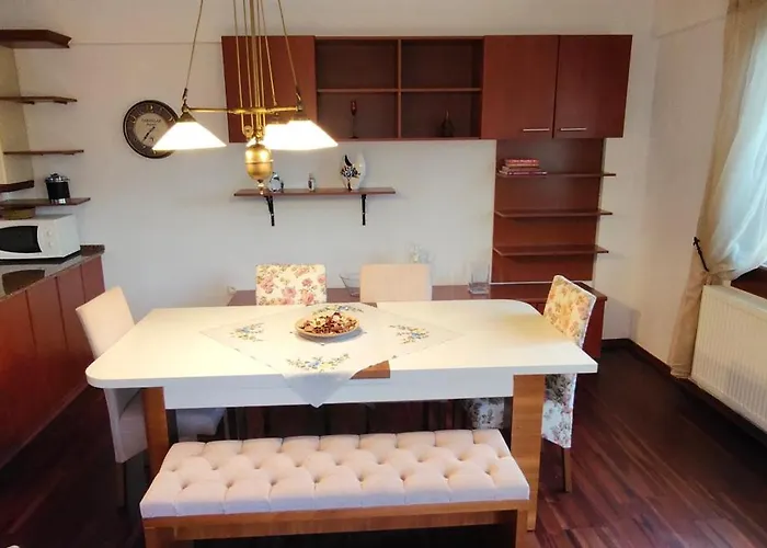 Kusadasi'nda Oezel Havuzlu Kiralik Bueyuek