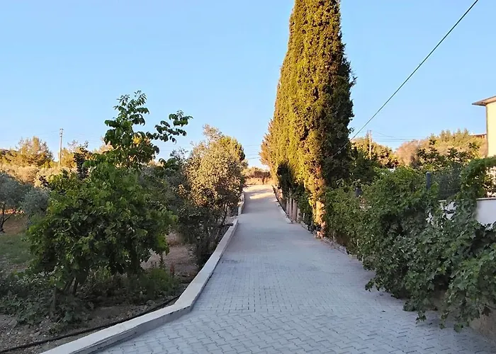 Kusadasi'nda Oezel Havuzlu Kiralik Bueyuek *