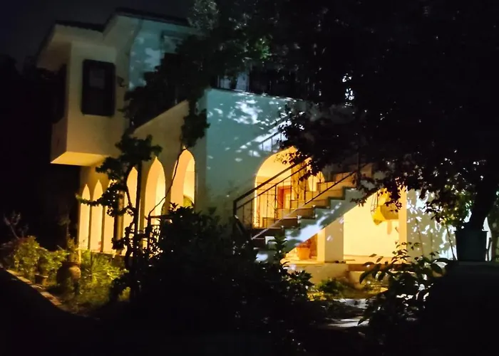 Kusadasi'nda Oezel Havuzlu Kiralik Bueyuek Villa Kusadası