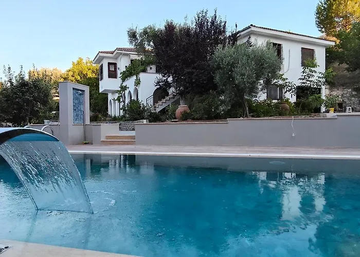 Kusadasi'nda Oezel Havuzlu Kiralik Bueyuek Villa Kusadası