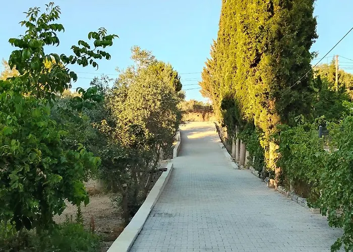 Kusadasi'nda Oezel Havuzlu Kiralik Bueyuek Villa