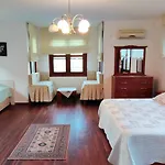 Kusadasi'nda Oezel Havuzlu Kiralik Bueyuek Villa Kusadasi
