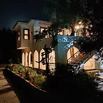Kusadasi'nda Oezel Havuzlu Kiralik Bueyuek * Kusadasi