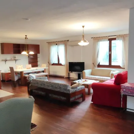 Kusadasi'nda Oezel Havuzlu Kiralik Bueyuek