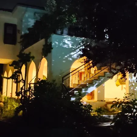 Kusadasi'nda Oezel Havuzlu Kiralik Bueyuek Vila Kusadası