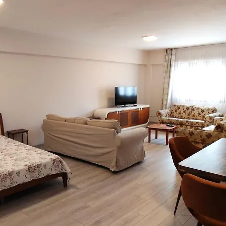 Kusadasi'nda Oezel Havuzlu Kiralik Bueyuek Villa