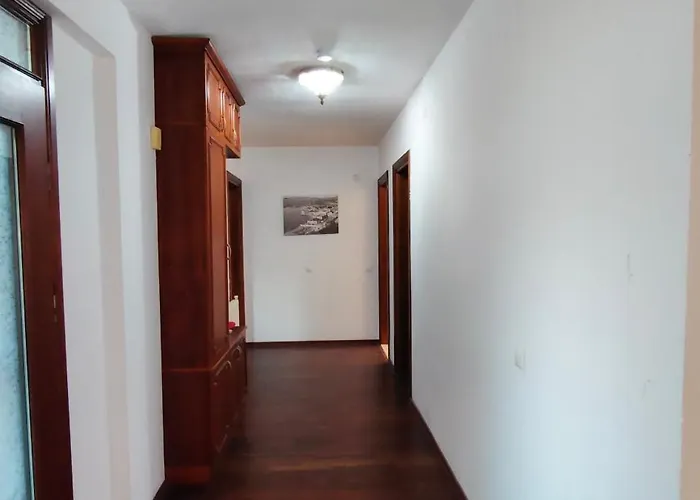 Kusadasi'nda Oezel Havuzlu Kiralik Bueyuek Vila *