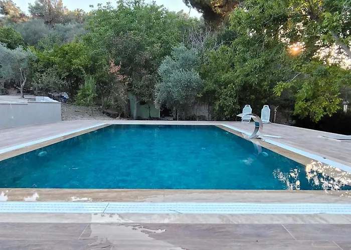 Kusadasi'nda Oezel Havuzlu Kiralik Bueyuek Vila