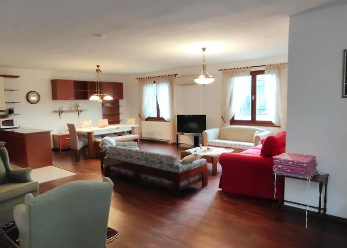 Kusadasi'nda Oezel Havuzlu Kiralik Bueyuek