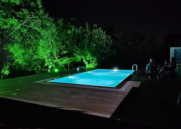 Kusadasi'nda Oezel Havuzlu Kiralik Bueyuek Vila Kusadası