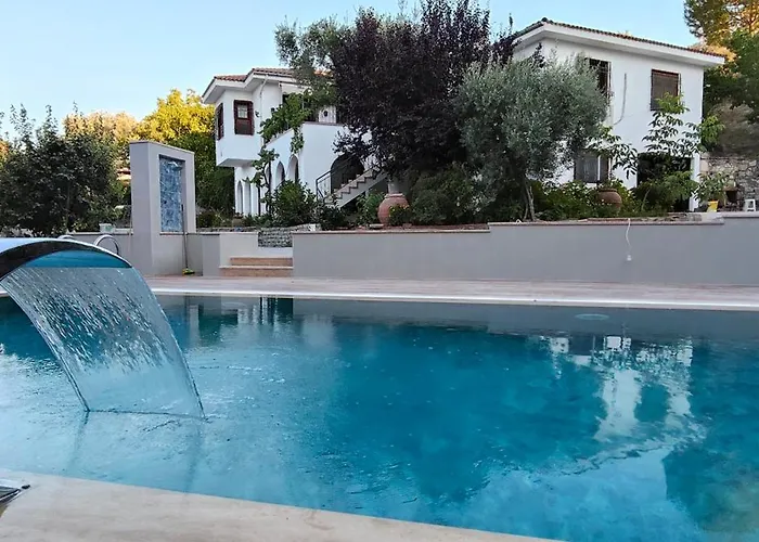 Kusadasi'nda Oezel Havuzlu Kiralik Bueyuek Vila