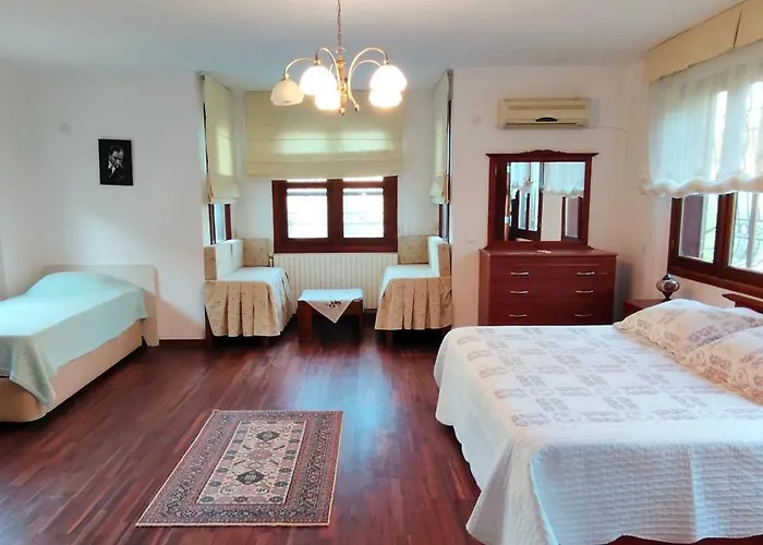 Kusadasi'nda Oezel Havuzlu Kiralik Bueyuek Vila Kusadası