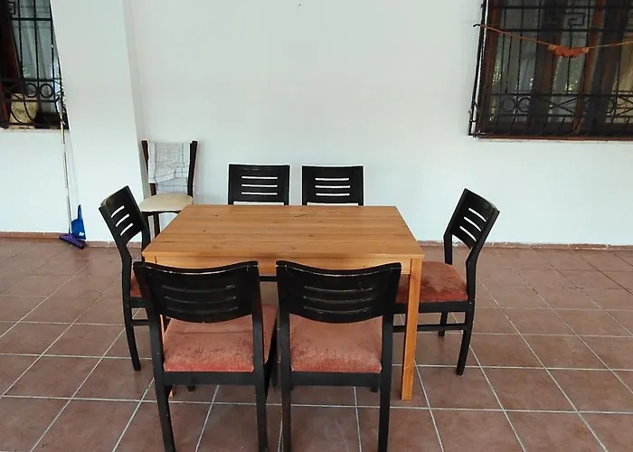 Kusadasi'nda Oezel Havuzlu Kiralik Bueyuek *