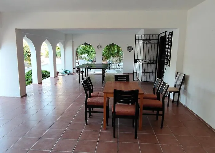 Kusadasi'nda Oezel Havuzlu Kiralik Bueyuek * Kusadası