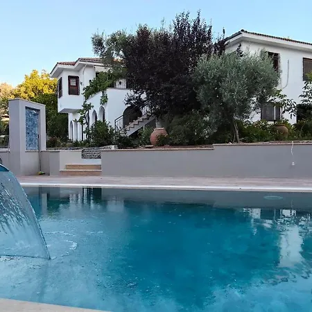 Kuşadası'nda özel Havuzlu Kiralık Büyük Villa Kuşadası