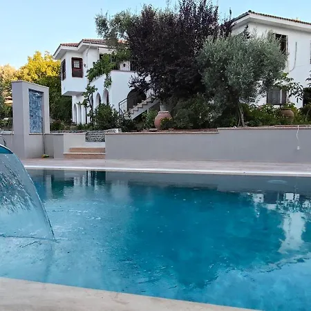 Kuşadası'nda özel Havuzlu Kiralık Büyük Villa