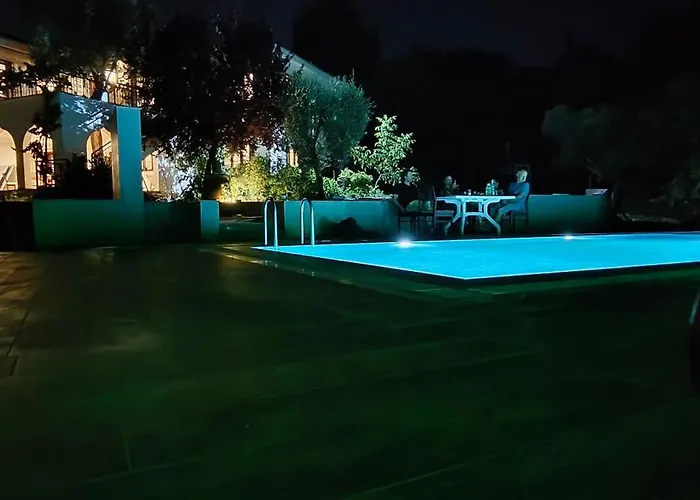 Kusadasi'nda Oezel Havuzlu Kiralik Bueyuek *