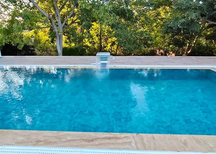 Kusadasi'nda Oezel Havuzlu Kiralik Bueyuek *